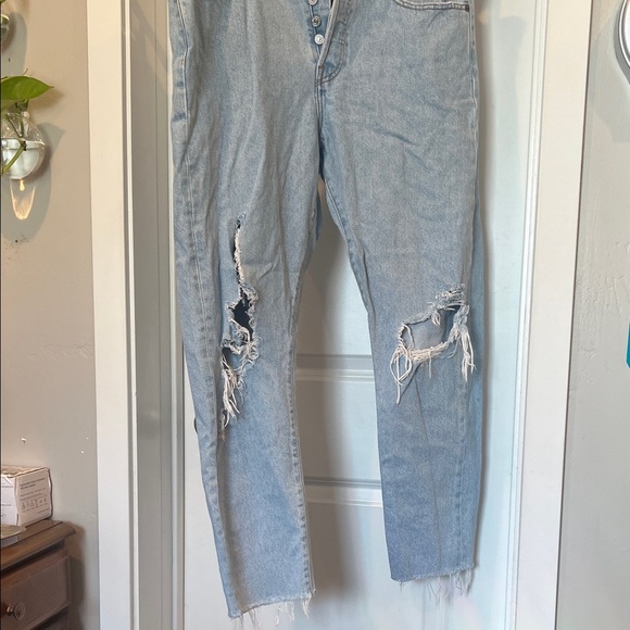 Levi’s Distressed Light Blue Women's Jeans - Picture 2 of 6